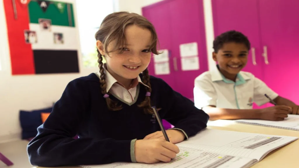 صورة لطالب وطالبة في أكاديمية  دبي هايتس وهي مرفقة لمقال يدور حول وظائف مدرسين في الإمارات