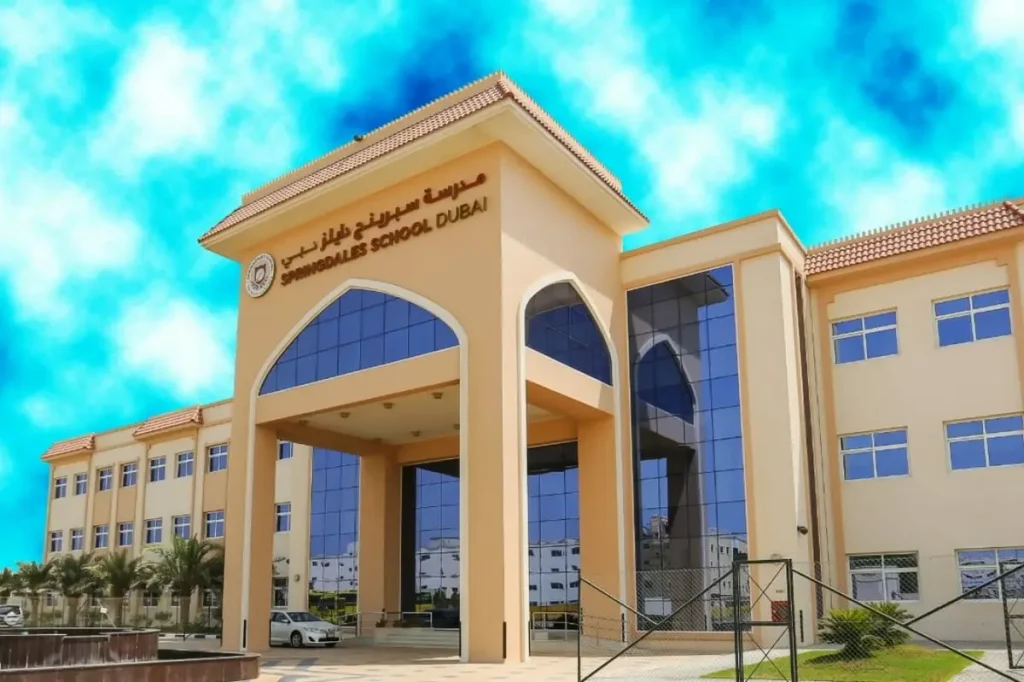 صورة لمبنى مدرسة سبرينج دايلزالخاصة من الخارج وهي مرافقة مع مقال يدور حول فرص للمدرسين في الامارات