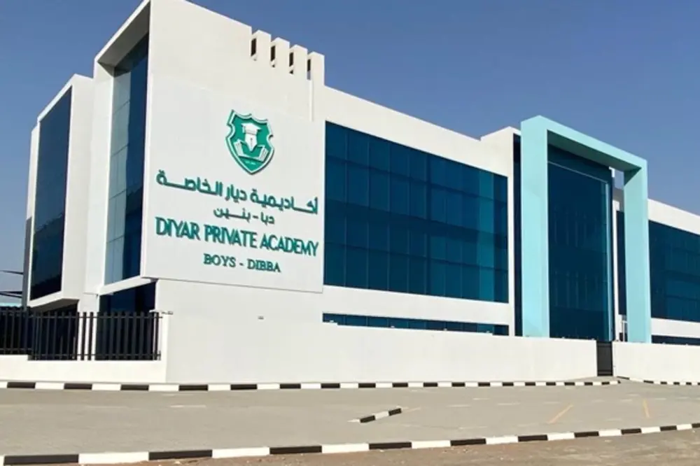 صورة مبنى اكاديمية ديار الدولية من الخارج وهي مرفقة مع مقال يدور حول  وظائف مدرّس في الامارات.