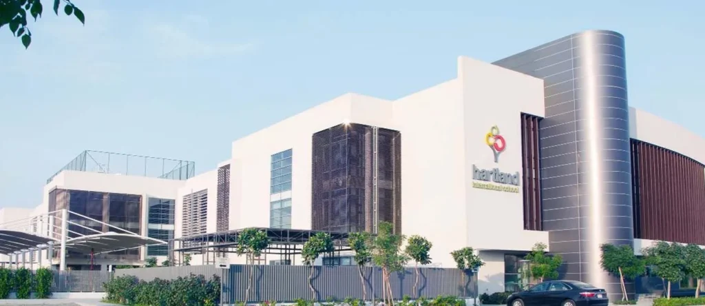 صورة لمبنى مدرسة هارتلاند الدولية من الخارج وهي مرافقة لمقال حول وظائف مدرسين في الإمارات.