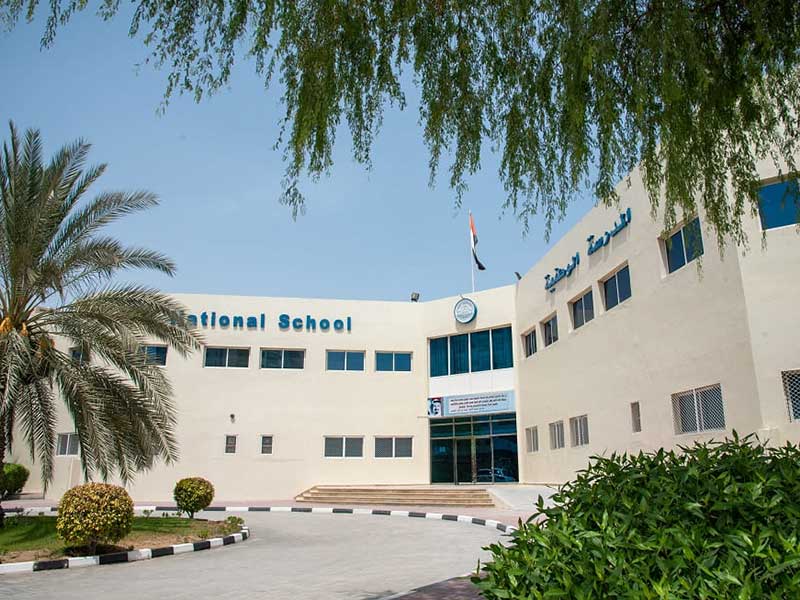 صورة مبنى المدرسة الوطنية في عجمان من الخارج وهي مرفقة مع إعلان وظيفي عن وظائف مدرسين في عجمان
