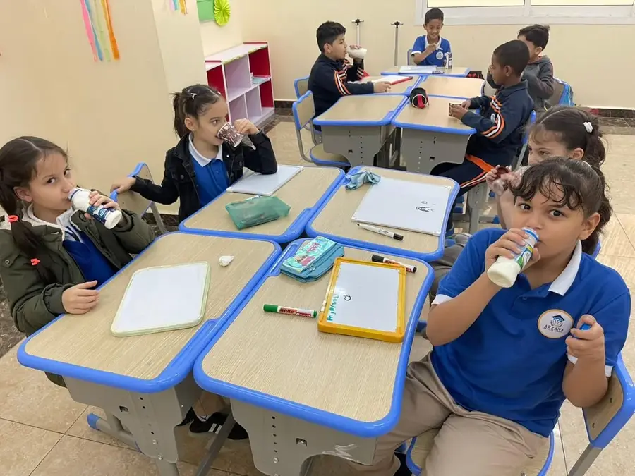 صورة لمجموعة طلاب في مدرسة أرزانا في الامارات وهي مرفقة مع مقال يدور حول وظائف للمدرسين في أبو ظبي.