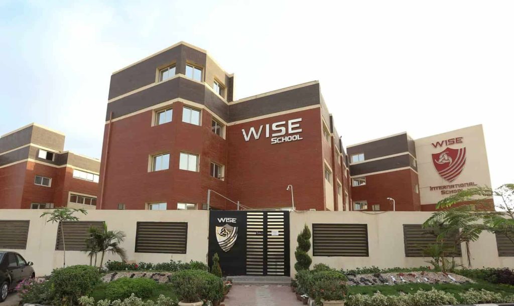صورة مبنى مدرسة وايس الهندية من الخارج وهي مرفقة مع مقال حول فرص عمل للمدرسين في عجمان.