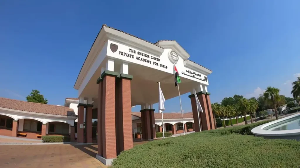 صورة أكاديمية الشيخ زايد الخاصة من الخارج وهي مرفقة مع إعلان وظيفي حول شواغر تدريس في أبو ظبي.