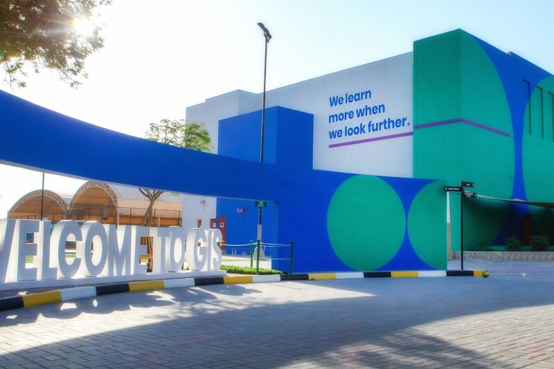 صورة مبنى مدرسة جرين فيلد ال\ولية في الامارات من الخارج، وهي مرفقة مع مقال يدور حول وظائف تدريس في دبي