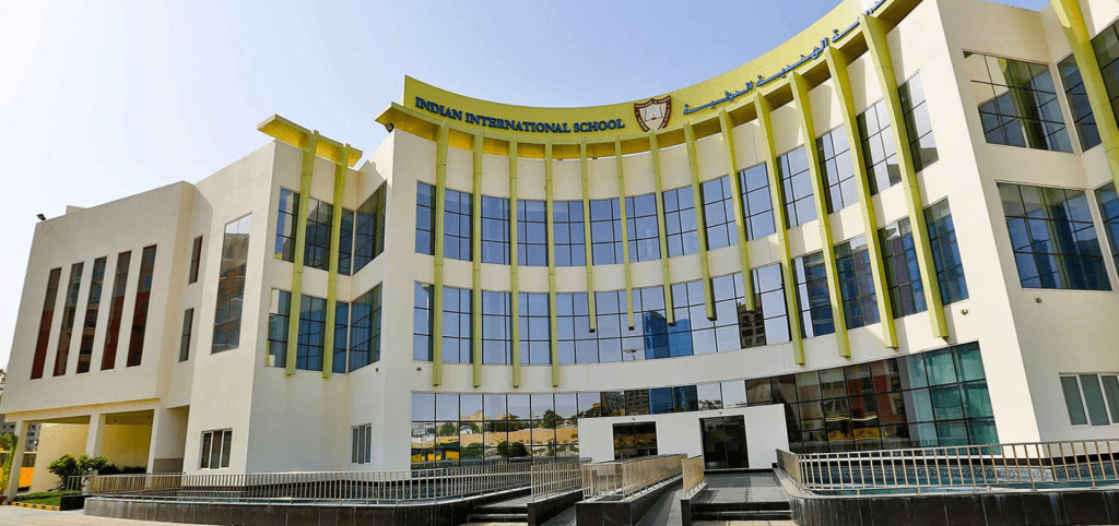 صورة المدرسة العالمية الهندية من الخارج وهي مرفقة مع إعلان عن شواغر تدريس في دبي والإمارات