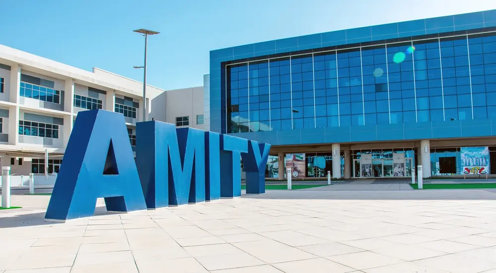صورة مدرسة أميتي الدولية وهي مرفقة مع مقال يدور حول شواغر وفرص عمل في الامارات