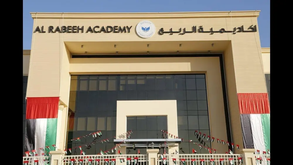 صورة مبنى أكاديمية الربيع في الامارات وهي مرفقة مع مقال يدور حول وظائف تدريس في أبو ظبي برواتب مميزة.