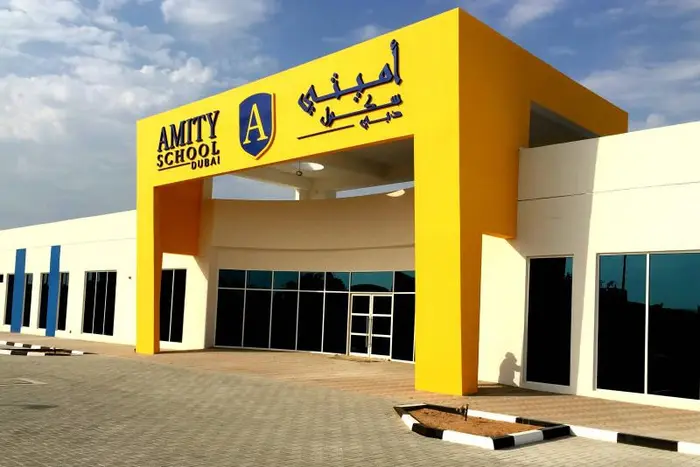 صورة مدرسة أميتي الدولية من الخارج وهي مرفقة مع مقال يدور حول وظائف تدريس في دبي.