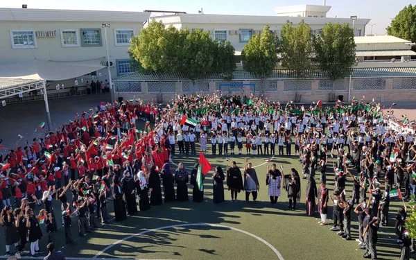 صورة طلاب في مدرسة العين وهي مرفقة مع مقال يدور حول فرص للمدرسين في العين.