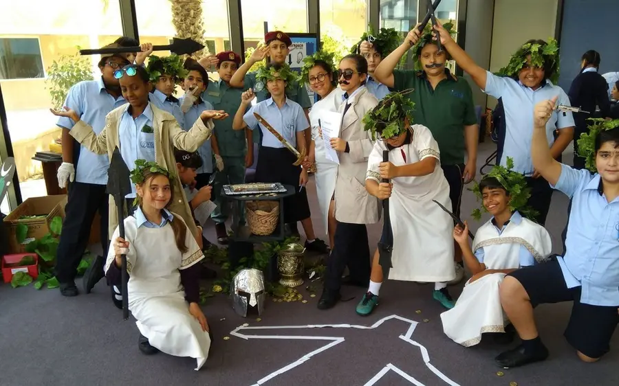 صورة طلبة مدرسة فيكتوريا الإنجليزية وهي مرفقة مع مقال يدور حول شواغر للمعلمين في الإمارات