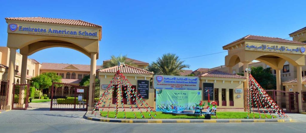 صورة مدرسة الهدف الامريكية من الخارج وهي مرفقة مع إعلان حول وظائف تعليم مميزة في الامارات.