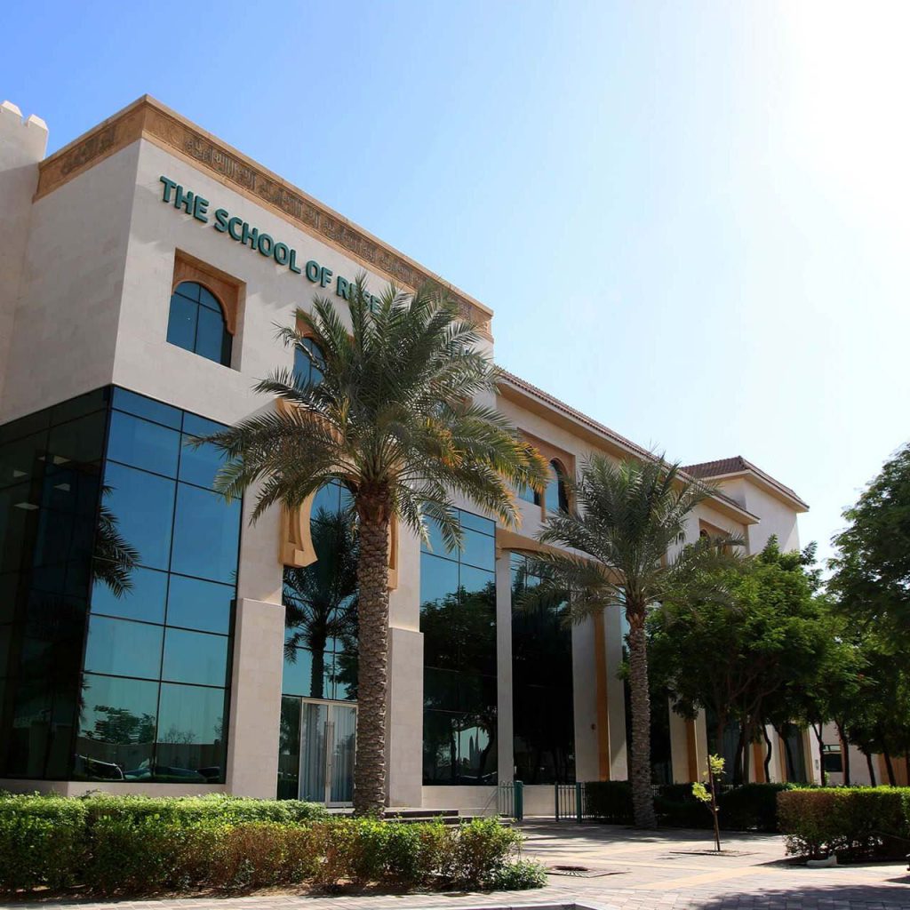 صورة مدرسة البحث العلمي من الخارج وهي مرفقة مع إغلان حول وظائف تعليمية وشواغر برواتب مميزة.