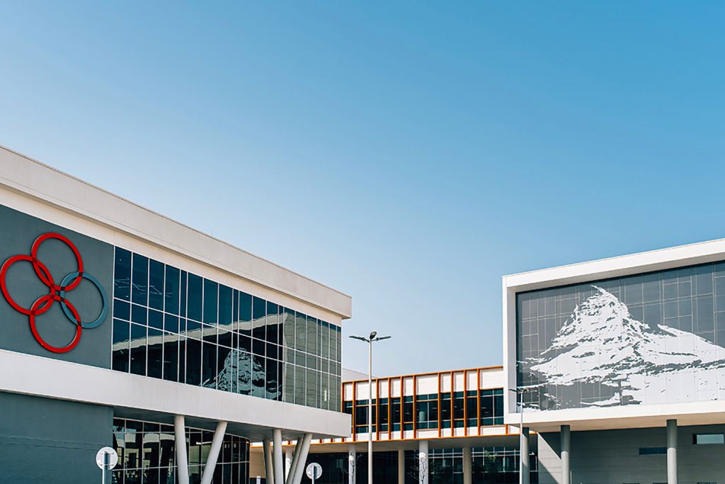 صورة المدرسة السويسرية الدولية من الخارج وهي مرفقة مع إعلان حول وظائف تدريس في دبي