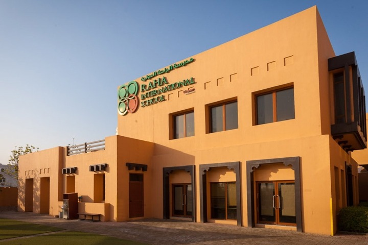 صورة مدرسة الواحة الدولية من الخارج وهي مرفقة مع إعلان حول شواغر للمدرسين في أبو ظبي