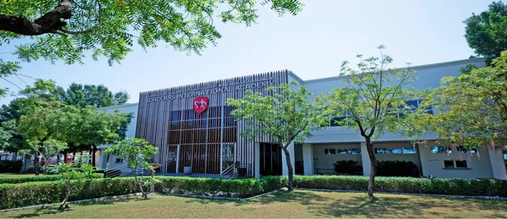 صورة مدرسة تلاميذ وهي مرفقة مع إعلان حول وظائف تدريس في الإمارات.