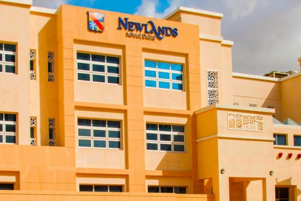 صورة مدرسة نيولاندز وهي مع إعلان حول فرص تدريس في دبي برواتب مميزة