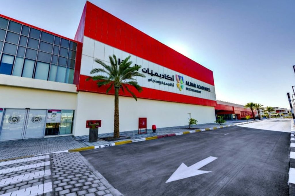 صورة أكاديمية ياس الأمريكية من الخارج وهي مرفقة مع إعلان حول وظائف تدريس في أبو ظبي