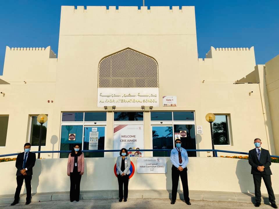 صورة مدرسة الخور الدولية (AKIS) وهي مرفقة مع إعلان حول شواغر تدريس للمعلمين في قطر