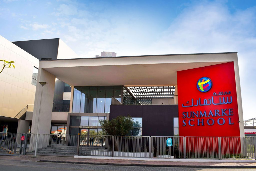 صورة مدرسة سان مارك وهي مرفقة مع إعلان حول فرص تعليمية للمدرسين في دبي