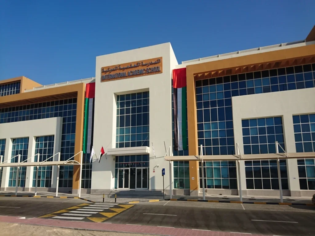 صورة المدرسة العلمية الدولية وهي مرفقة مع إعلان وظيفي حول وظائف تدريس شاغرة في أبو ظبي