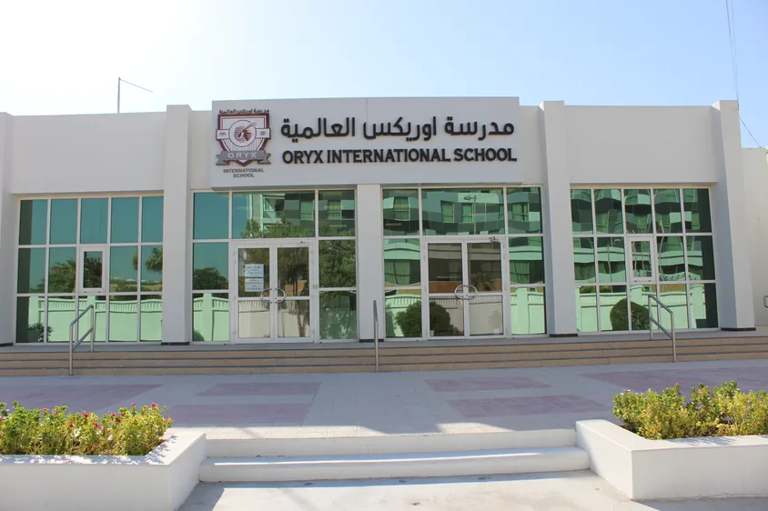 صورة مدرسة أوريكس الدولية وهي مرفقة مع إعلان حول عدة فرص ذهبية للمدرسين في قطر