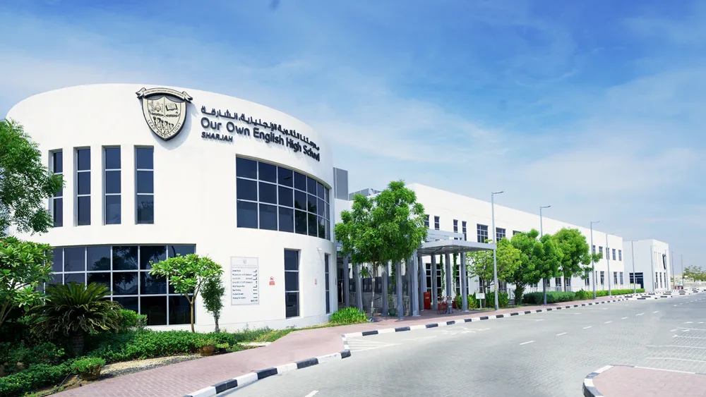 صورة مدرسة مدرستنا الثانوية بدولة الإمارات العربية المتحدة وهي مرفقة مع إعلان حول شواغر تعليمية