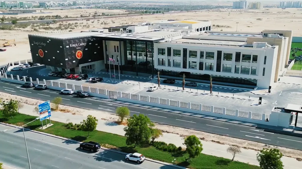 صورة مرفقة مع مقال حول 14 شاغر تعليمي براتب عالي في قطر - كلية الملك
